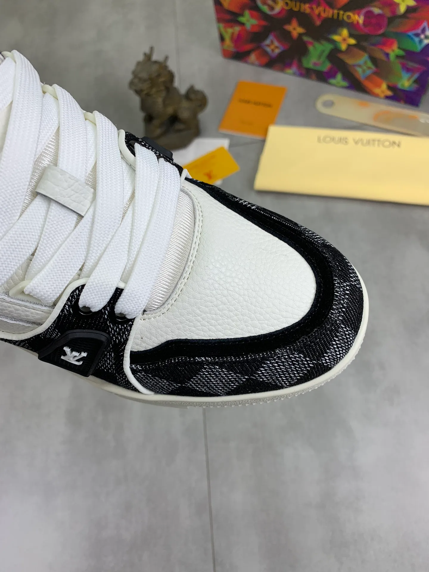 Men's shoes 💰P580 New style 💰💎💎Latest color High version 2025Louis*Vuitto* LV Traine Catwalk TRAINER outsole and fabric private model A shoe that definitely costs a lot of money and effort. This series was designed after the arrival of Vifgil. It is favored by many fans every season. Original TPU outsole Original packaging Men's size: 38-45 (46 can be customized) Color: White available (available from stock, super fast delivery)